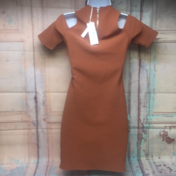 GLAMOROUS PETITE Short Sleeve Cold Shoulder Dress - Picture 3 of 8